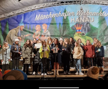 Die 6. Klassen und der Chor schmettern Weihnachtslieder auf dem Hanauer Weihnachtsmarkt